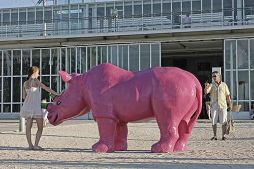 statue de rhinoceros rose pour l'exposition des rencontres d'Arles